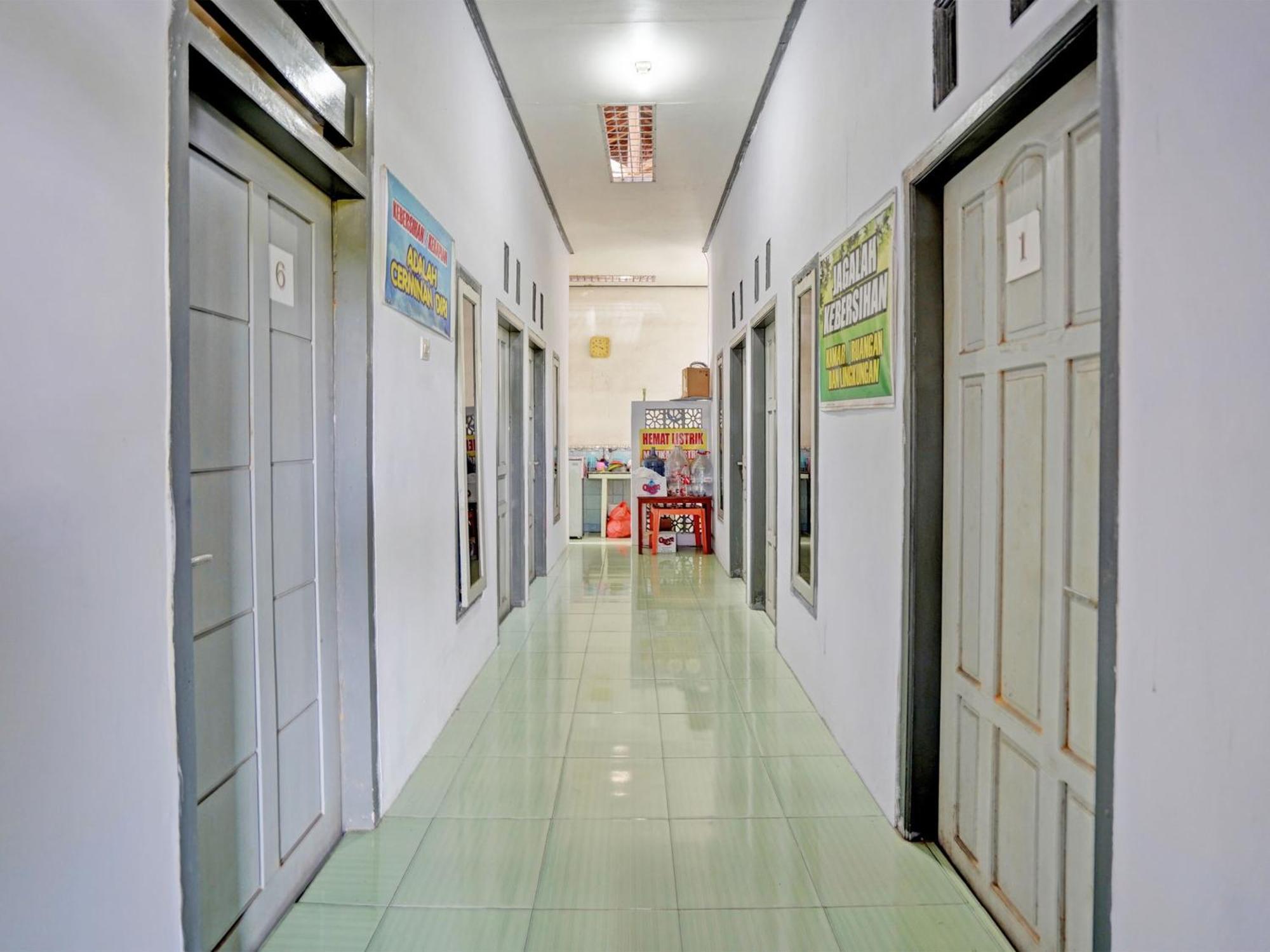 Hotel Oyo Life 92937 Kost Putri Sarkara Syariah Banyuwangi  Exteriér fotografie