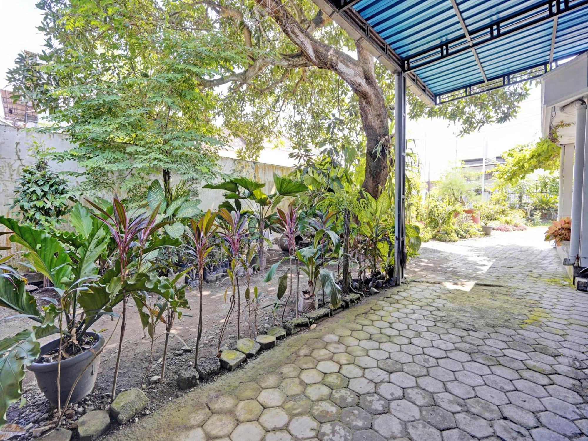 Hotel Oyo Life 92937 Kost Putri Sarkara Syariah Banyuwangi  Exteriér fotografie