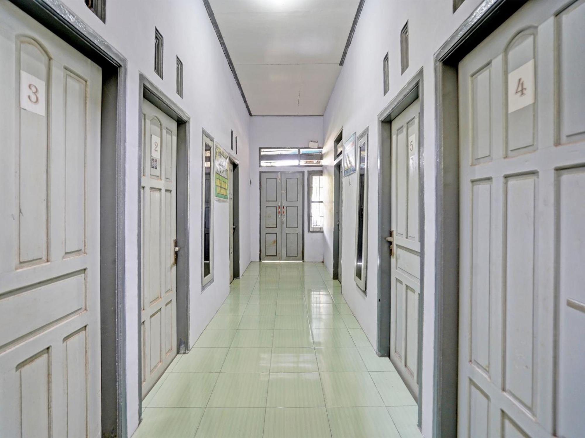 Hotel Oyo Life 92937 Kost Putri Sarkara Syariah Banyuwangi  Exteriér fotografie