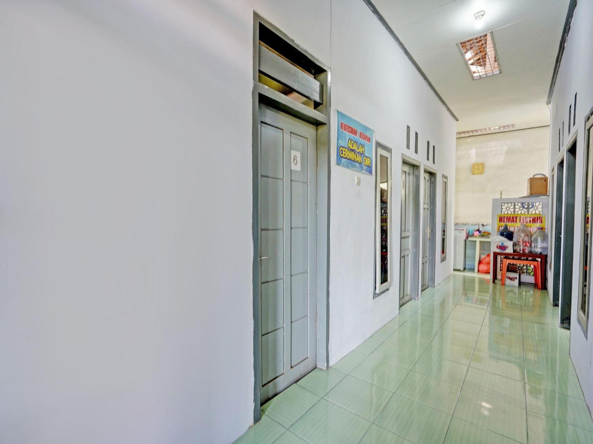 Hotel Oyo Life 92937 Kost Putri Sarkara Syariah Banyuwangi  Exteriér fotografie