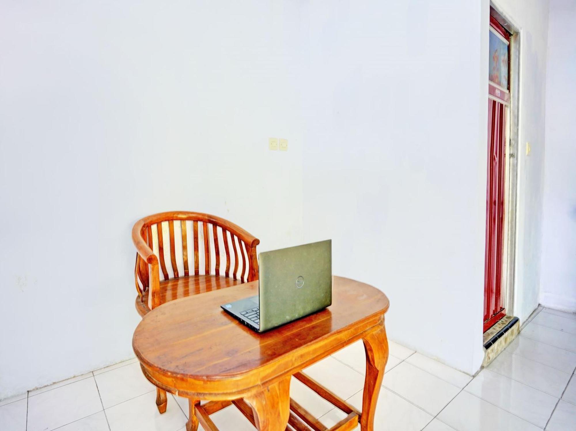 Hotel Oyo Life 92937 Kost Putri Sarkara Syariah Banyuwangi  Exteriér fotografie