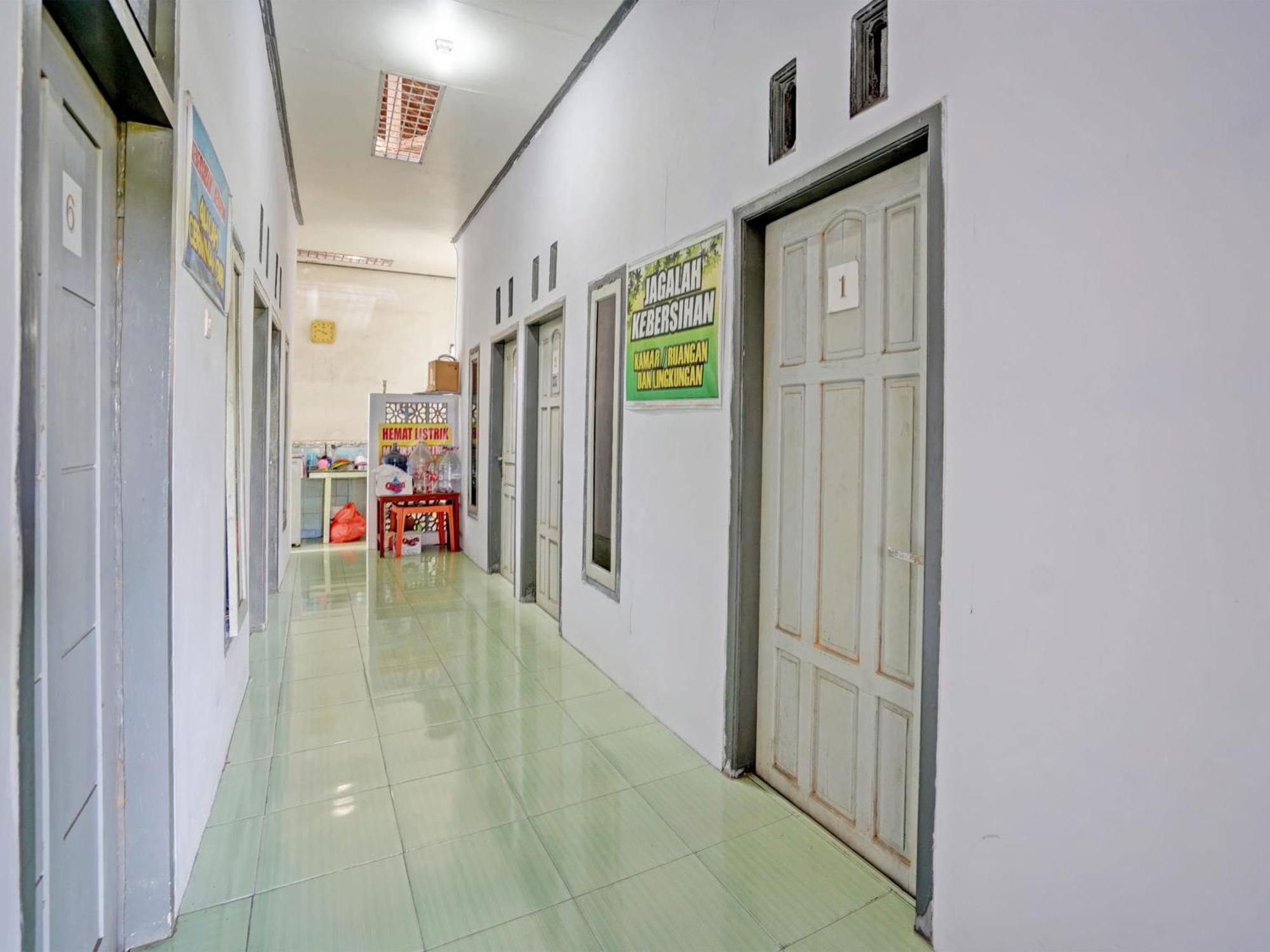 Hotel Oyo Life 92937 Kost Putri Sarkara Syariah Banyuwangi  Exteriér fotografie