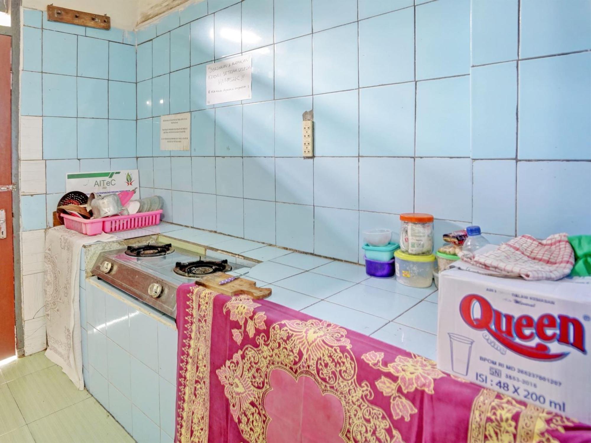 Hotel Oyo Life 92937 Kost Putri Sarkara Syariah Banyuwangi  Exteriér fotografie