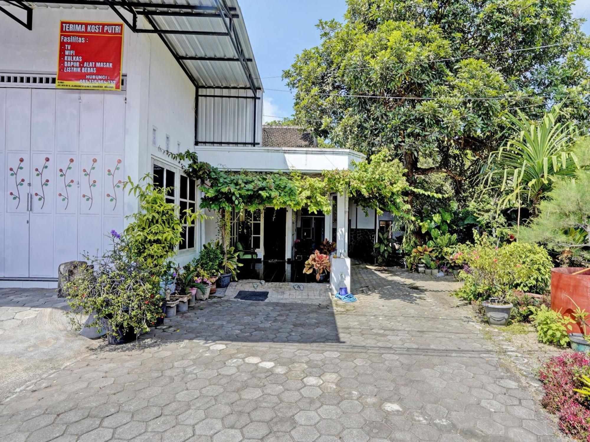 Hotel Oyo Life 92937 Kost Putri Sarkara Syariah Banyuwangi  Exteriér fotografie