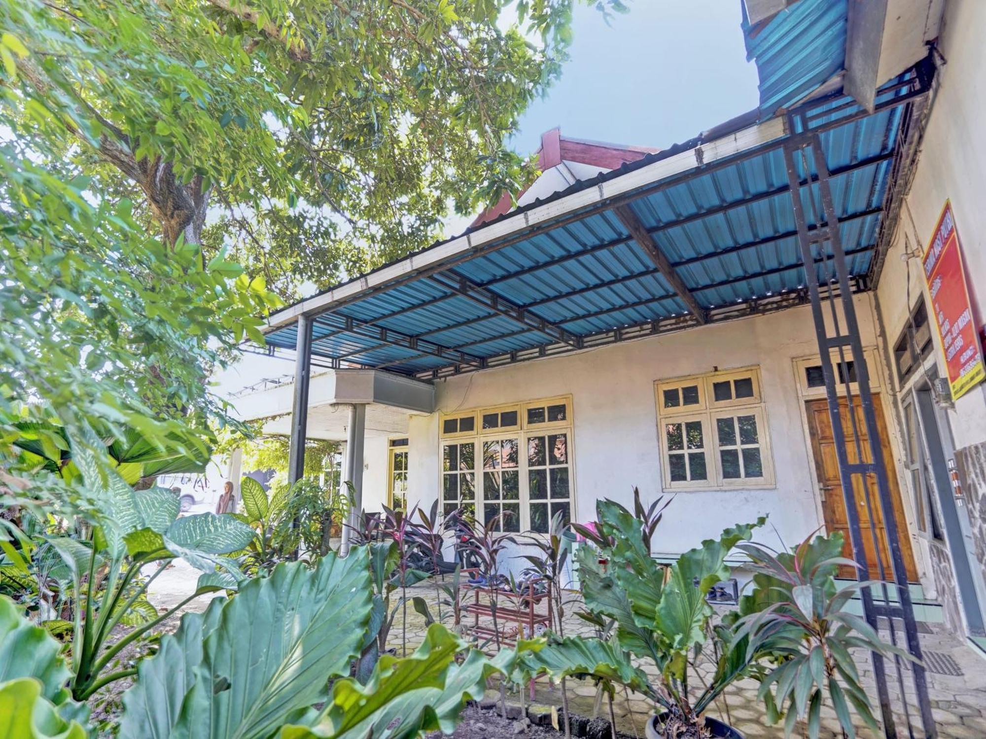 Hotel Oyo Life 92937 Kost Putri Sarkara Syariah Banyuwangi  Exteriér fotografie
